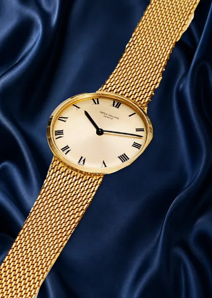 Patek Philippe Vintage wristwatch Ref. 3562/1, three-quarter view, source example 1