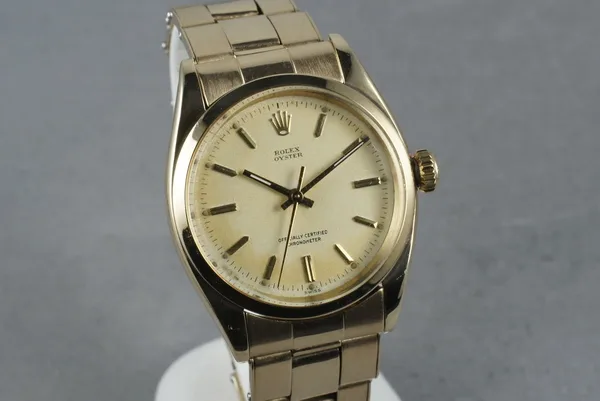 Rolex Oyster Ref. 6422, three-quarter view, source example 1