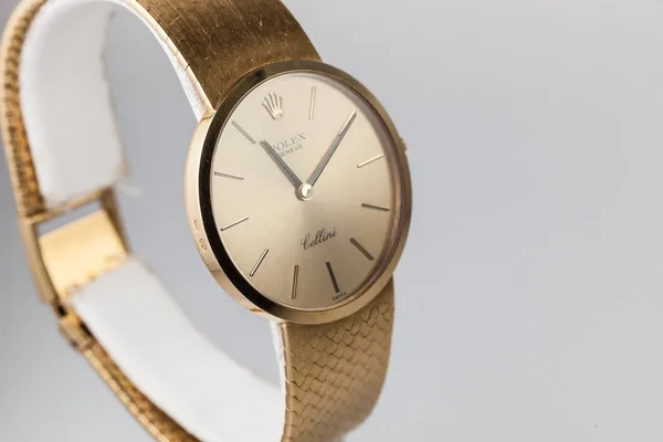 Rolex Cellini · yellow gold bracelet watch, case profile, source example 1