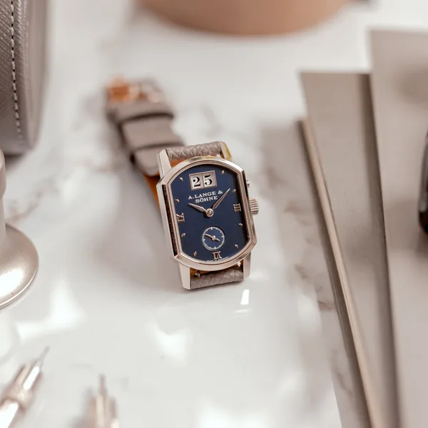 A. Lange & Söhne ARKADE Ref. 103.027, three-quarter view, source example 1