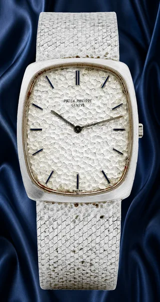 Patek Philippe Vintage wristwatch Ref. 3567, three-quarter view, source example 1