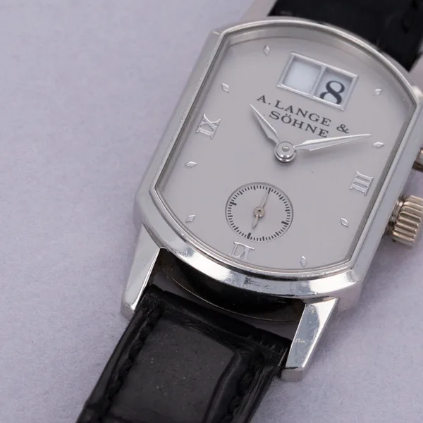 A. Lange & Söhne ARKADE Ref. 103.025, three-quarter view, source example 1