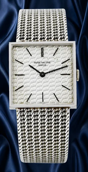 Patek Philippe Vintage wristwatch Ref. 3430, three-quarter view, source example 2
