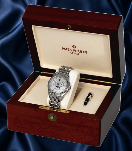 Patek Philippe Vintage wristwatch Ref. 5036/1, three-quarter view, source example 1