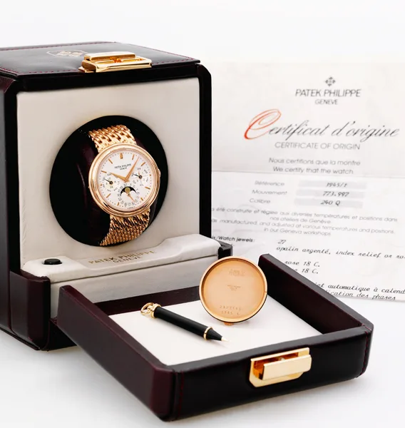 Patek Philippe Vintage wristwatch Ref. 3945/1, three-quarter view, source example 1