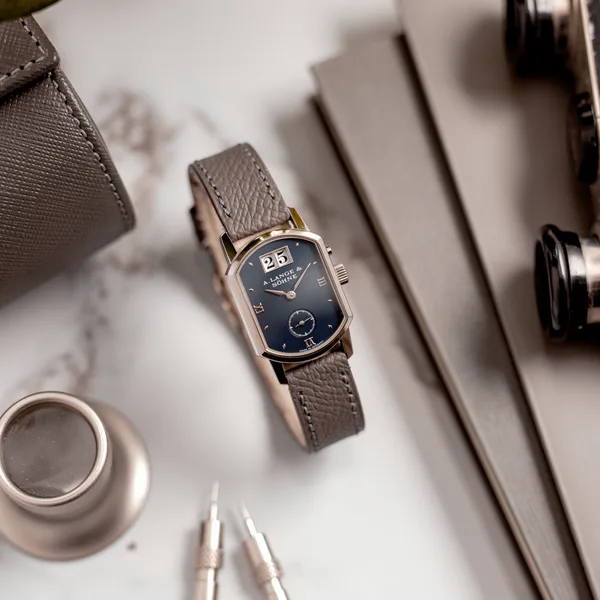 A. Lange & Söhne ARKADE Ref. 103.027, three-quarter view, source example 1