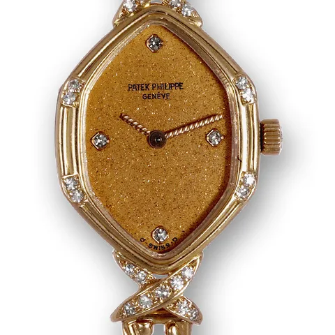 Patek Philippe Vintage wristwatch Ref. 4574/1, three-quarter view, source example 1
