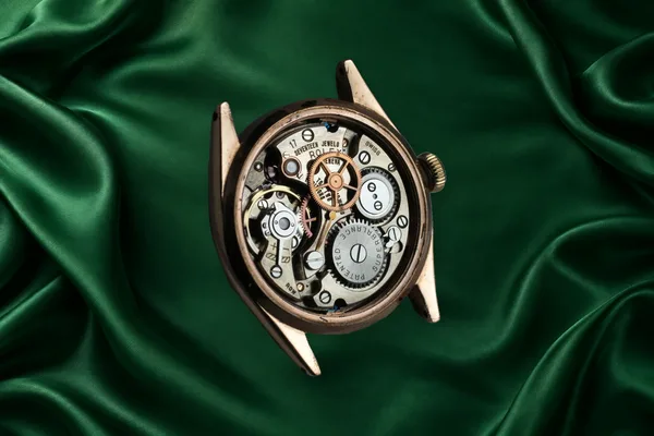 Rolex Rose Gold Oyster Precision Ref. 3121, movement detail, source example 1