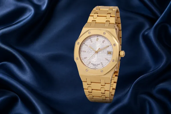 Audemars Piguet Royal Oak Ref. 15100BA, front view, source example 1