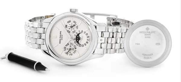 Patek Philippe Vintage wristwatch Ref. 5136/1, three-quarter view, source example 1