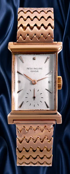 Patek Philippe Vintage wristwatch Ref. 2404, three-quarter view, source example 2