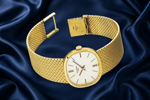 Patek Philippe Golden Ellipse Ref. 3545/1, three-quarter view, source example 1