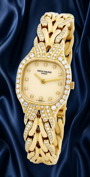 Patek Philippe Vintage wristwatch Ref. 4815/3, three-quarter view, source example 1