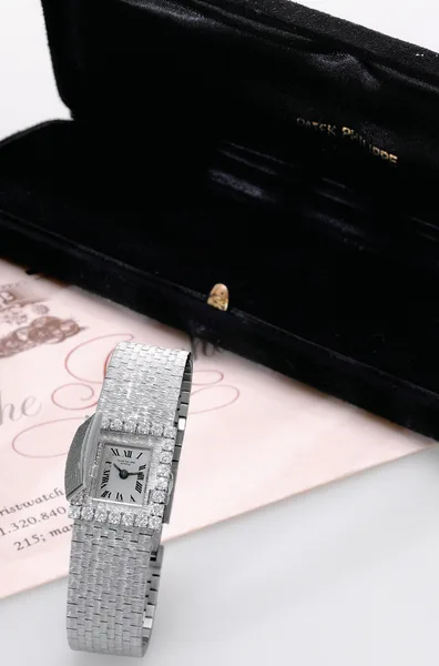 Patek Philippe Vintage wristwatch Ref. 3367/1, three-quarter view, source example 2