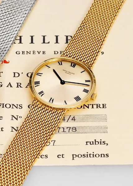 Patek Philippe Vintage wristwatch Ref. 3562/1, three-quarter view, source example 1