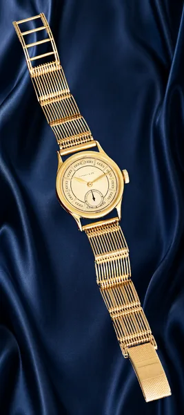 Patek Philippe Calatrava Ref. 448, three-quarter view, source example 2