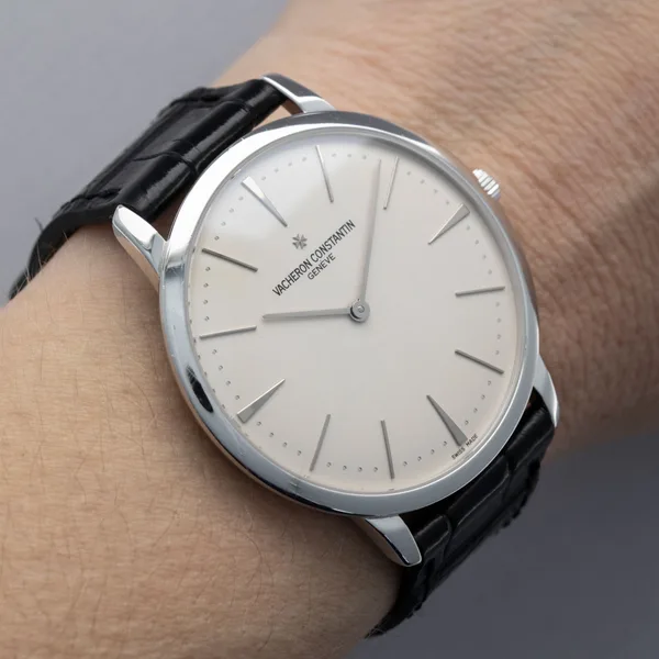 Vacheron Constantin Patrimony Ref. 81180/000G-9117, front view, source example 1
