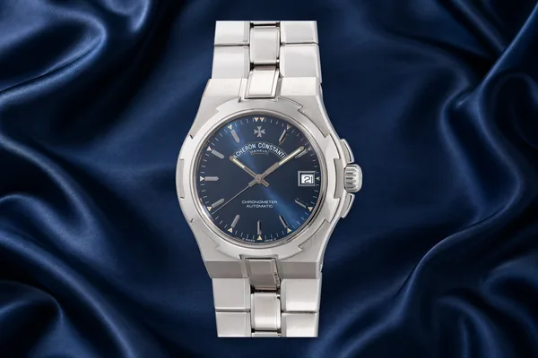 Vacheron Constantin First-generation Overseas Ref. 42040/423A, front view, source example 1