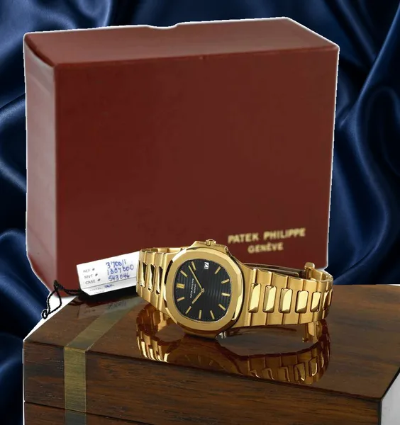 Patek Philippe Nautilus Ref. 3700/1, three-quarter view, source example 1