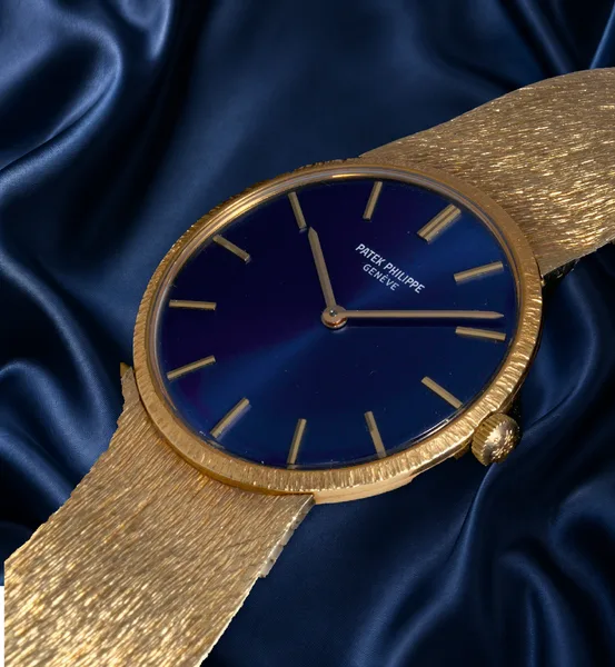 Patek Philippe Vintage wristwatch Ref. 3537, three-quarter view, source example 1