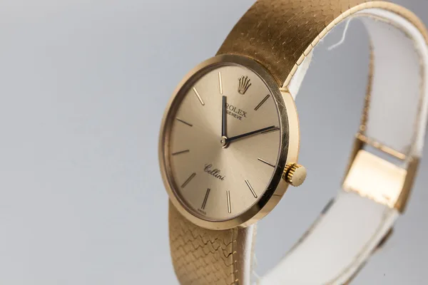 Rolex Cellini · yellow gold bracelet watch, case profile, source example 1