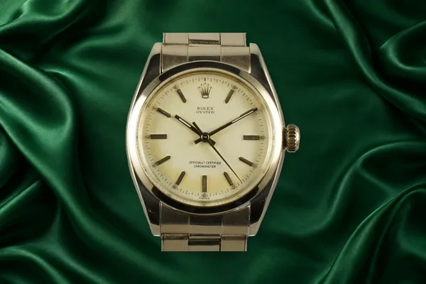 Rolex Oyster Ref. 6422, front view, source example 1