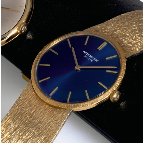 Patek Philippe Vintage wristwatch Ref. 3537, three-quarter view, source example 1