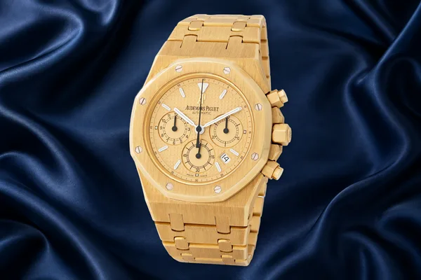 Audemars Piguet Royal Oak Chronograph Ref. 25860BA.OO.1110BA.02, three-quarter view, source example 1
