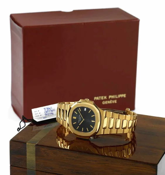 Patek Philippe Nautilus Ref. 3700/1, three-quarter view, source example 1