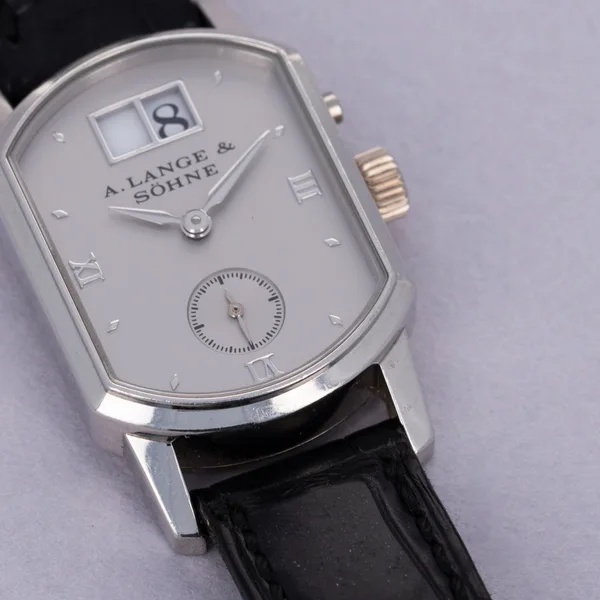 A. Lange & Söhne ARKADE Ref. 103.025, three-quarter view, source example 1