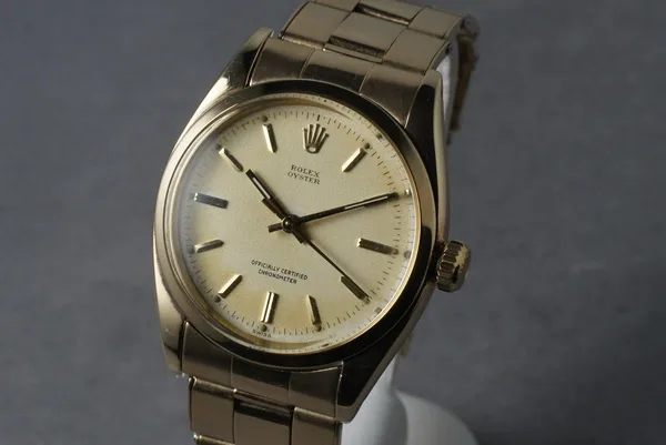 Rolex Oyster Ref. 6422, three-quarter view, source example 1