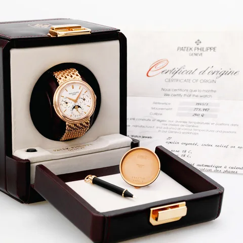 Patek Philippe Vintage wristwatch Ref. 3945/1, three-quarter view, source example 1