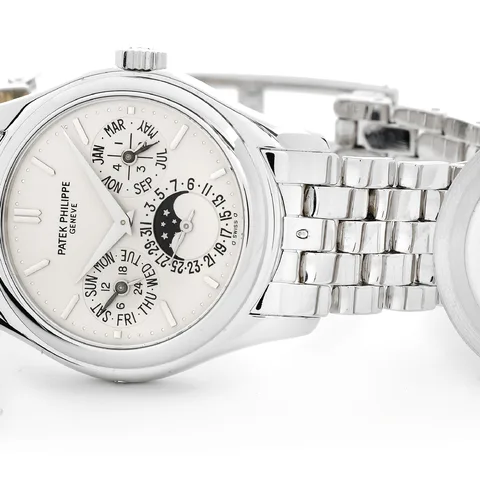 Patek Philippe Vintage wristwatch Ref. 5136/1, three-quarter view, source example 1