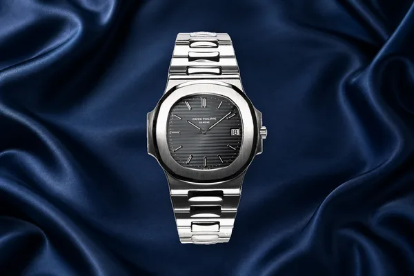 Patek Philippe Nautilus Ref. 3700/1A, front view, source example 1