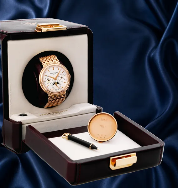Patek Philippe Vintage wristwatch Ref. 3945/1, three-quarter view, source example 1
